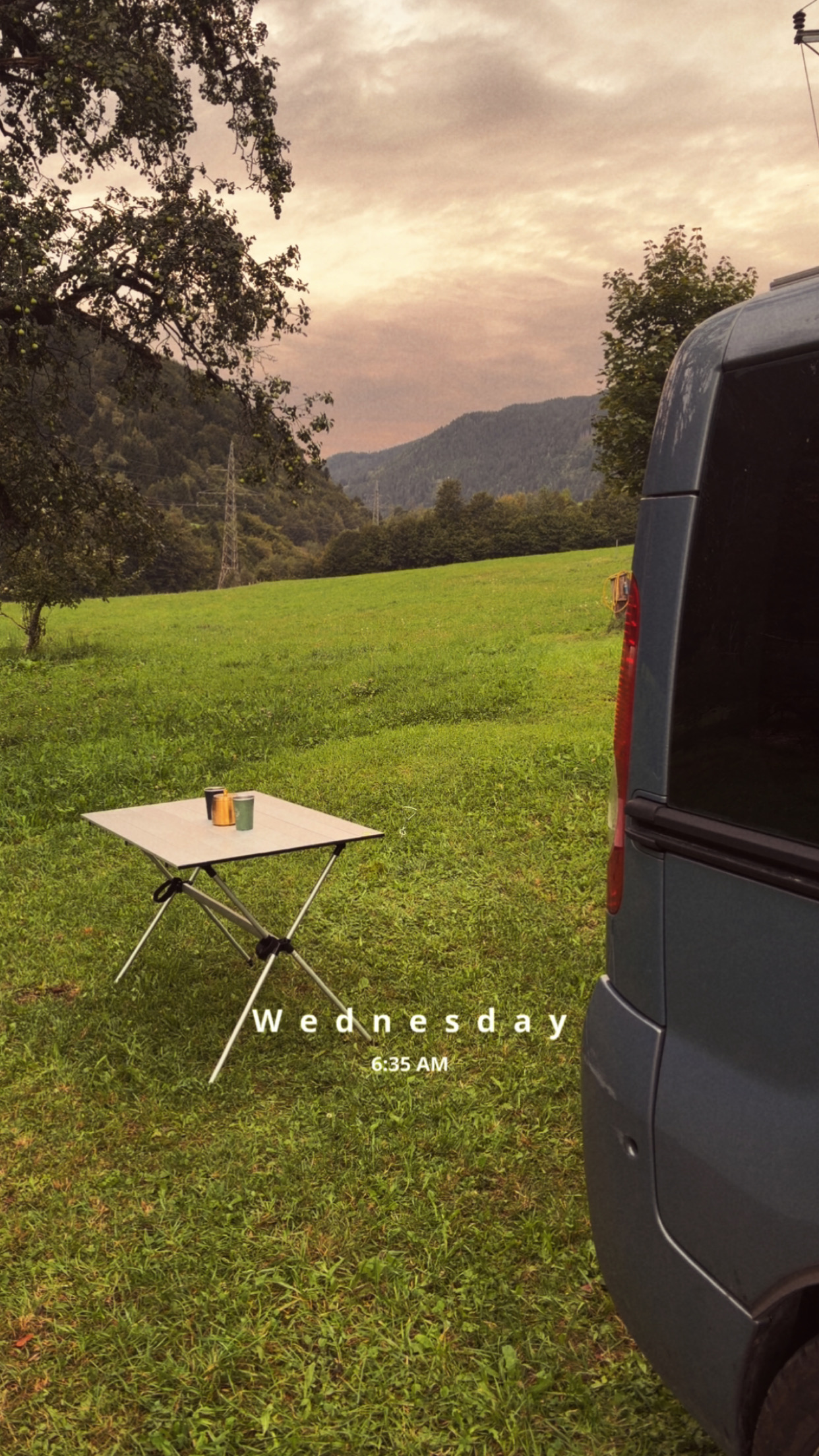 Geralds Camper auf einer Wiese mit Blick auf die Natur